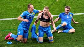 Schweden gegen Ukraine; EURO 2020 (1:2); Dmytro Khomchenovskyi, Torschuetze Artem Dovbyk und Oleksandr Karavaev