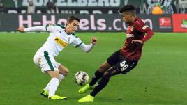 Hannover gegen Gladbach; Florian Neuhaus und Linton Maina