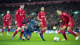 Liverpool gegen Arsenal; Andy Robertson, Alexandre Lacazette und Virgil van Dijk am 13.01.2022