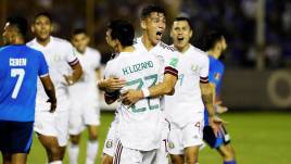 Mexikos Hirving Lozano und Héctor Moreno jubeln über den Treffer gegen El Salvador in der WM-Quali (14.10.2021)