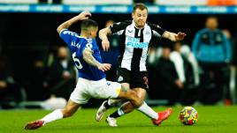 Newcastles Ryan Fraser umdribbelt Evertons Allan (08.02.2022)
