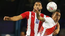 Paraguays Alberto Espinola gegen Perus Christian Cueva in Südamerikas WM-Quali (02.07.2021)