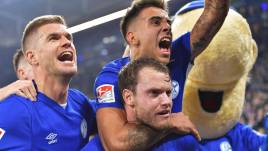 Thomas Ouwejan schoss das erste Tor für Schalke gegen Dresden; Jubel mit Terodde, Zalazar und Erwin (23.10.2021)