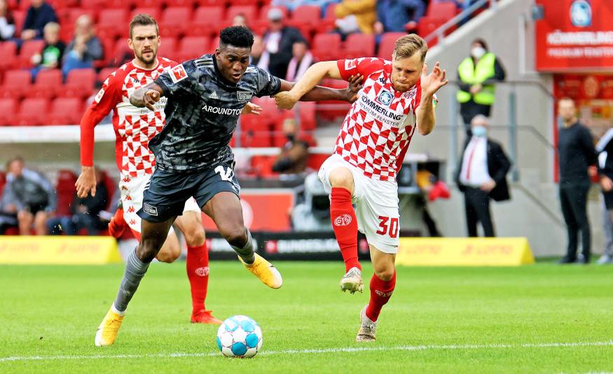 Ausgerechnet Taiwo Awoniyi traf zwei Mal beim 2:1 gegen Mainz mit Silvan Widmer (03.10.2021)