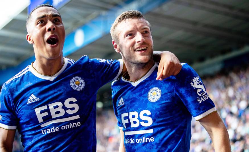Leicester Citys Youri Tielemans und Jamie Vardy feiern das Tor gegen Burnley (25.09.2021)