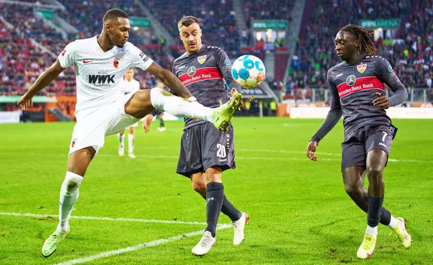 Augsburgs Reece Oxford behauptet den Ball gegen Stuttgarts Philipp Förster und Tanguy Coulibaly (31.10.2021)