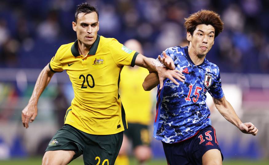 Australiens Trent Sainsbury und Japans Yuya Osako WM-Quali Asien (12.10.2021)