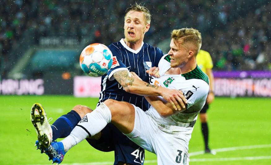 Bochums Sebastian Polter und Gladbachs Nico Elvedi kämpfen um den Ball (31.10.2021)
