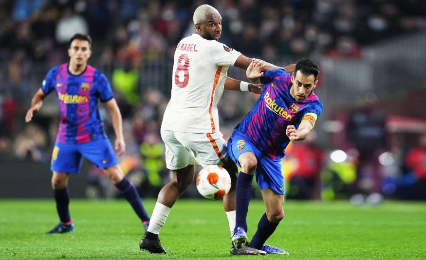 Galatasarays Ryan Babel ringt mit Sergio Busquets vom FC Barcelona (10.03.2022)