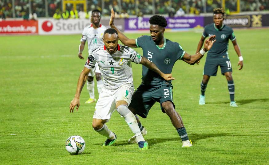 Ghanas Jordan Ayew gegen Nigerias Ola Aina beim 0:0 im Hinspiel der WM-Quali (25.03.2022)