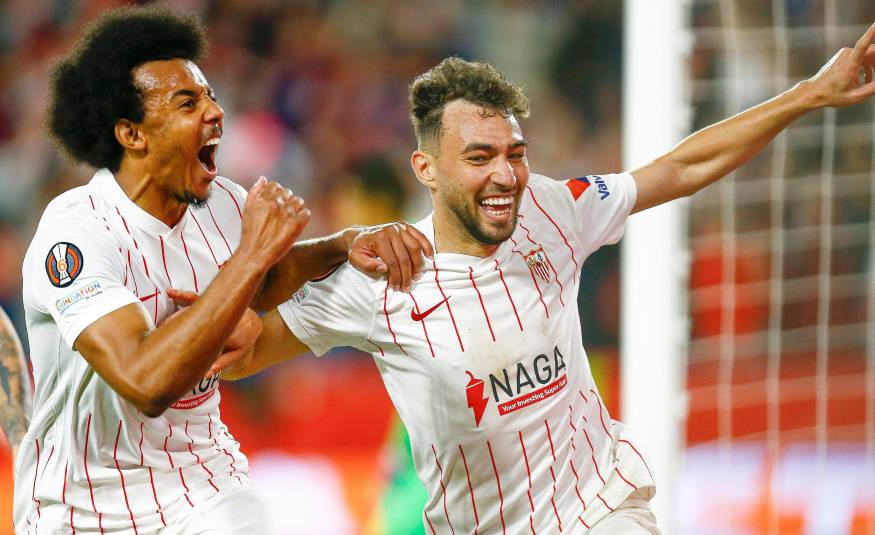 Jules Koundé und Munir El Haddadi feiern das 1:0 für den FC Sevilla gegen West Ham United (10.03.2022)