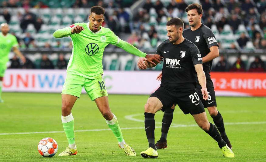 Lukas Nmecha traf für Wolfsburg gegen Augsburg mit Daniel Caligiuri (06.11.2021)