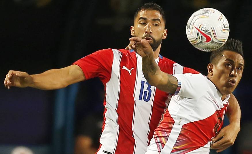 Paraguays Alberto Espinola gegen Perus Christian Cueva in Südamerikas WM-Quali (02.07.2021)