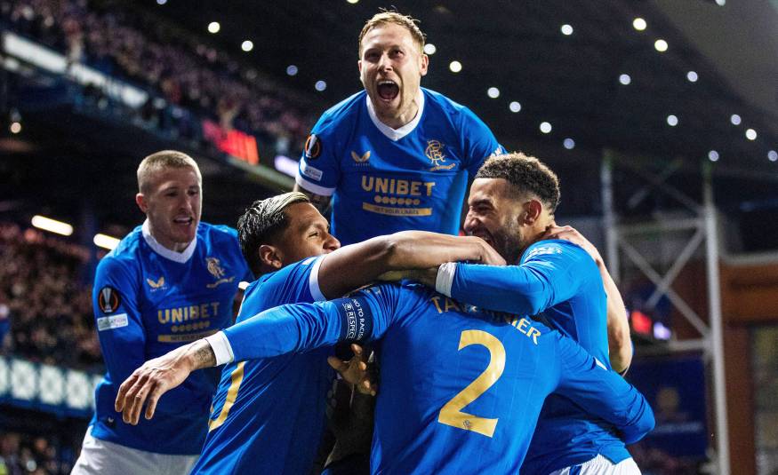 Rangers-Spieler feiern James Taverniers Tor gegen Borussia Dortmund in der Europa League (24.02.2022)