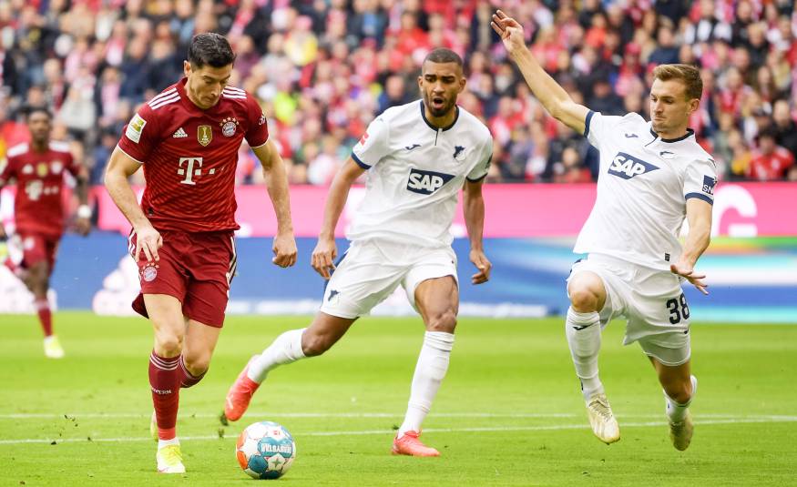 Robert Lewandowski mit Kevin Akpoguma und Stefan Posch; Bayern gegen Hoffenheim (23.10.2021)
