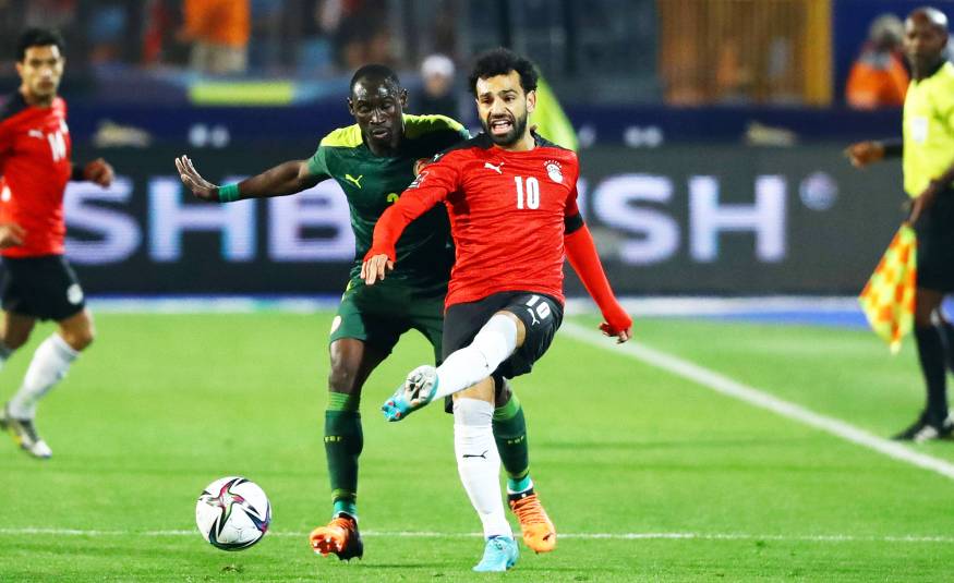 Saliou Ciss vom Senegal gegen Ägyptens Mo Salah in der WM-Quali (25.03.2022)