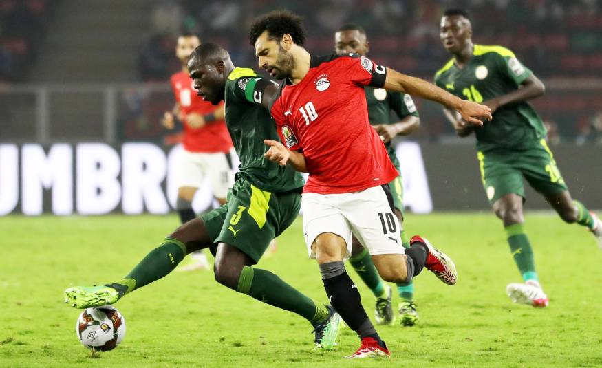 Senegals Kalidou Coulibaly konnte Ägyptens Mo Salah im Finales des Afrika-Cups abmelden (06.02.2022)