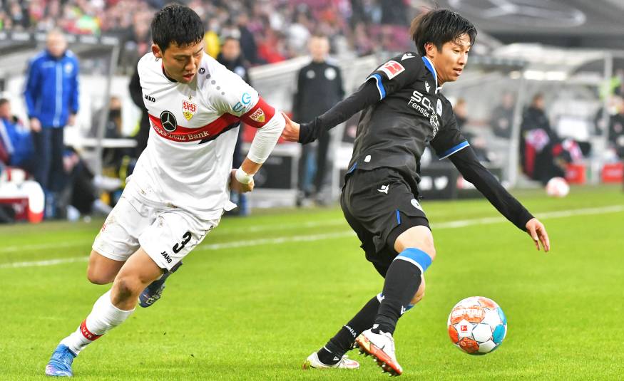 Stuttgarts Wataru Endo und Bielefelds Masaya Okugawa in der Bundesliga (06.11.2021)
