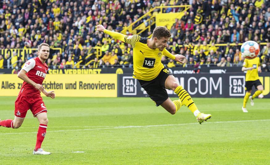 Thorgan Hazard köpft das erste Tor für Dortmund gegen Köln (30.10.2021)