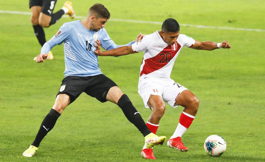 Uruguays Fede Valverde und Perus Edison Flores in der WM-Quali (02.09.2021)