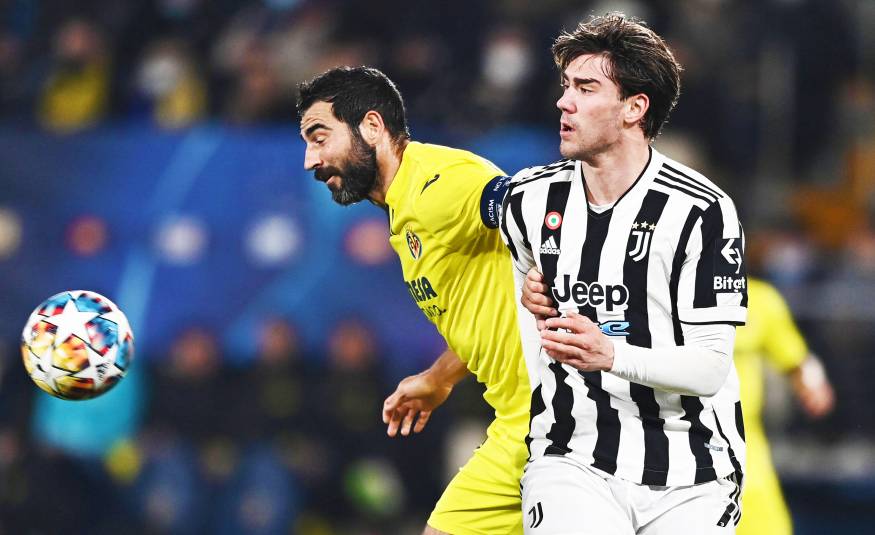Villarreals Raúl Albiol und Dusan Vlahovic von Juventus Turin (22.02.2022)