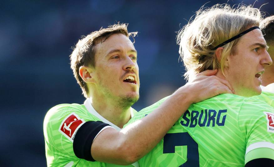 Wolfsburgs Max Kruse; Spaß mit Sebastiaan Bornauw (26.02.2022)