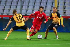 Dynamo Dresden - Bayern II - Nicolas Kühn dribbelt gegen Weihrauch & Kulke