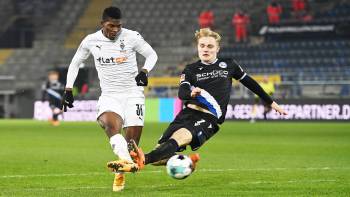 Arminia Bielefeld gegen Borussia Mönchengladbach; Hinspiel (0:1); Breel Embolo und Amos Pieper