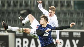 Borussia Mönchengladbach gegen Hertha BSC; Hinspiel (1:1); Nico Elvedi und Krzysztof Piatek
