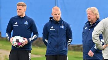 Hamburger SV; Simon Terodde, Rick van Drongelen und Trainer Horst Hrubesch