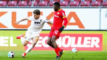 FC Augsburg gegen Bayer Leverkusen (1:1); Florian Niederlechner und Edmond Tapsoba