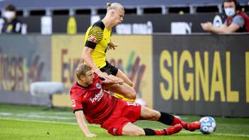 Borussia Dortmund gegen Eintracht Frankfurt; Erling Håland und Martin Hinteregger am 15.08.2021