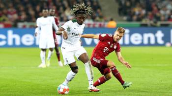 Gladbach gegen Bayern; Kouadio Koné und Joshua Kimmich im DFB-Pokal 2. Runde am 27.10.2021