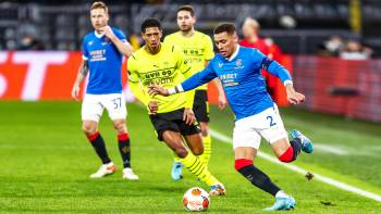 Glasgows James Tavernier am Ball mit Dortmunds Jude Bellingham im Schlepptau (17.02.2022)
