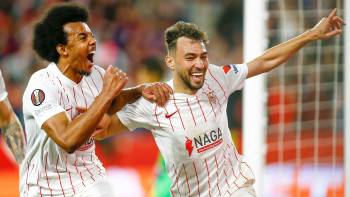 Jules Koundé und Munir El Haddadi feiern das 1:0 für den FC Sevilla gegen West Ham United (10.03.2022)