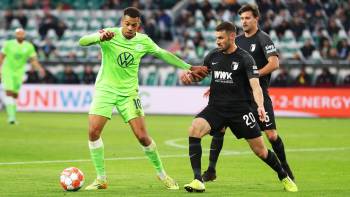Lukas Nmecha traf für Wolfsburg gegen Augsburg mit Daniel Caligiuri (06.11.2021)