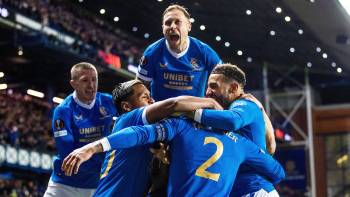 Rangers-Spieler feiern James Taverniers Tor gegen Borussia Dortmund in der Europa League (24.02.2022)