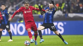 Roberto Firmino traf für Liverpool gegen Inter Mailand mit Marcelo Brozovic (16.02.2022)