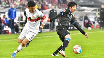 Stuttgarts Wataru Endo und Bielefelds Masaya Okugawa in der Bundesliga (06.11.2021)